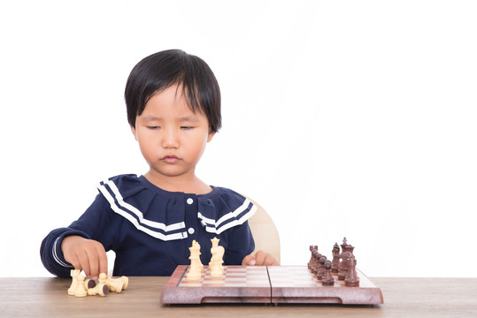 幼儿园的孩子在接受国际象棋教育