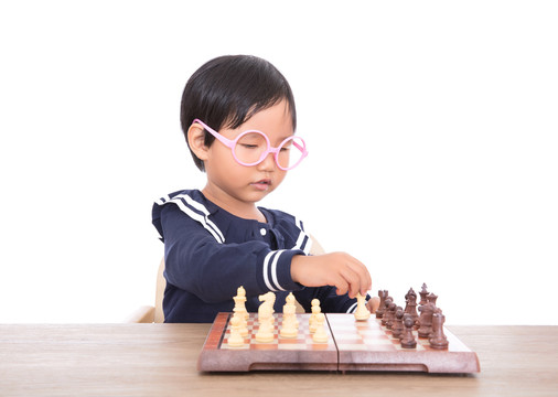 中国小女孩在认真的下国际象棋