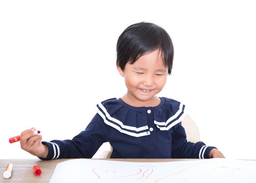 中国孩子在高兴的练习绘画