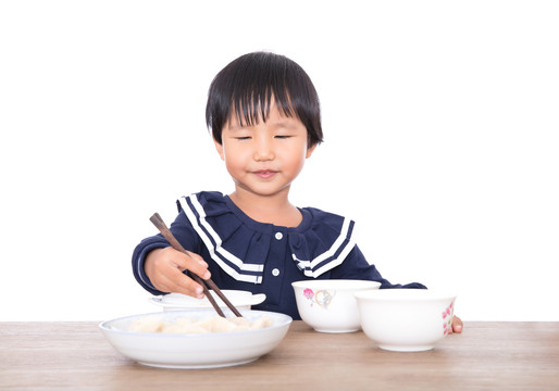 中国黄皮肤小女孩在吃主食饺子