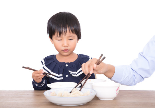 中国黄皮肤小女孩在吃主食饺子