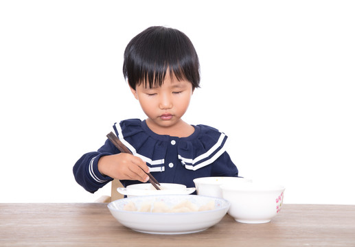 中国黄皮肤小女孩在吃主食饺子