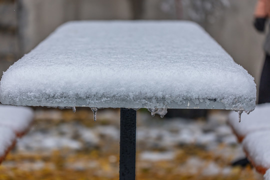 被雪覆盖的凳子