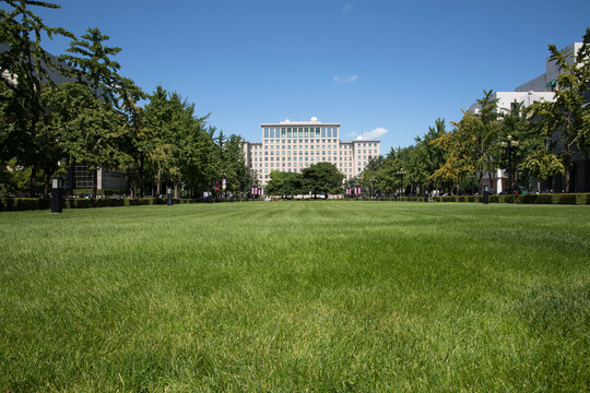 夏季蓝天下清华大学主楼建筑