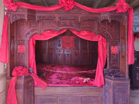 中式雕花床