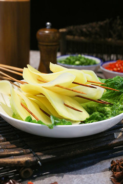 放在白盘上的土豆片串串