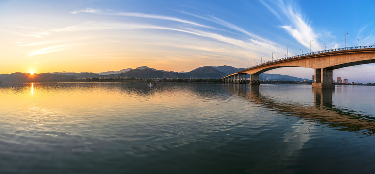 巨幅黄昏江景