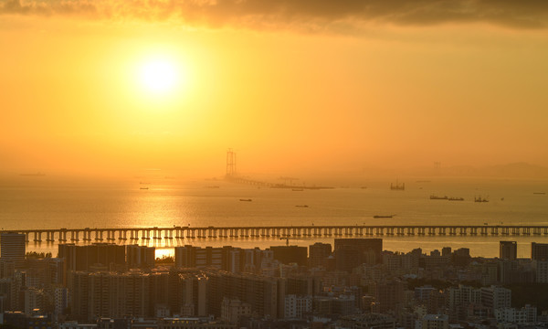 夕阳染红了天空