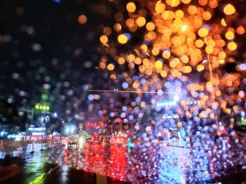 雨后玻璃水珠反光