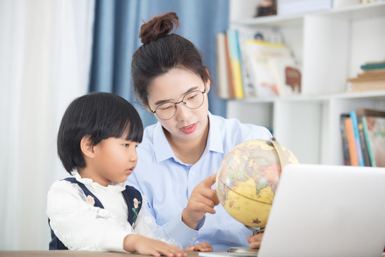 妈妈陪孩子电脑学习