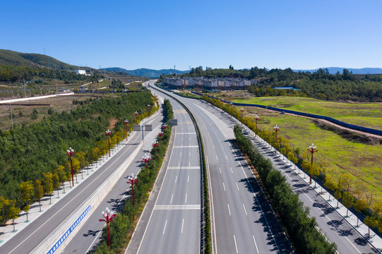 一级公路道路交通航拍图