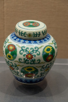 贵州省博物馆斗彩团菊纹盖罐