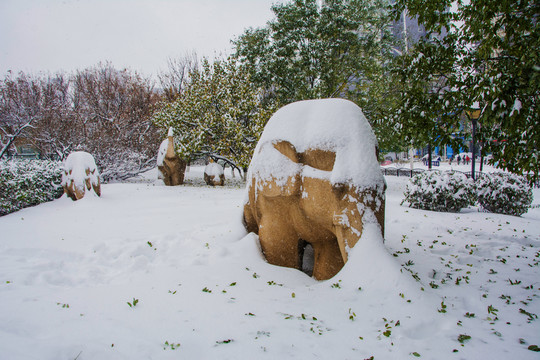石雕大象与树木树枝雪挂雪景