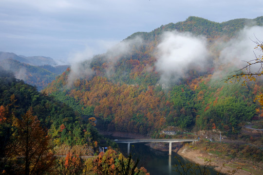 深秋山色