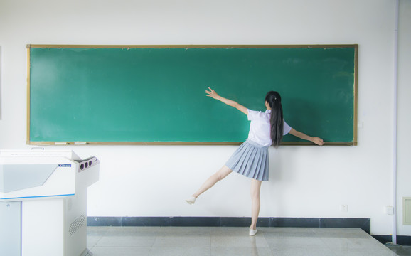 教室里穿着JK制服的女孩