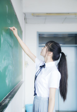 教室里穿着JK制服的女孩