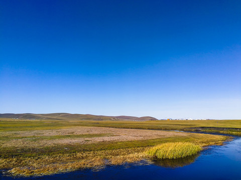 秋季草原河流蒙古包蓝天