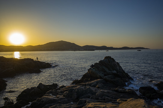 夕阳下海边垂钓