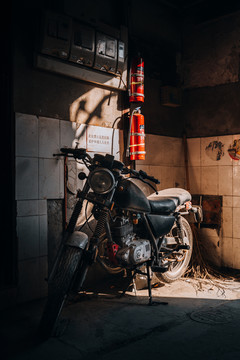 老城市人文照片破旧摩托车