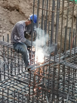 工地上烧电焊的建筑工人