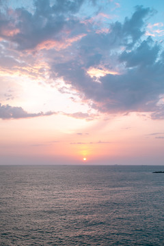 海上日出