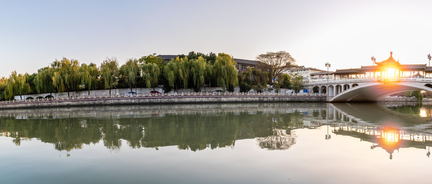 江苏扬州的古运河和廊桥