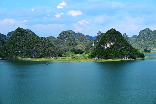 航拍广西靖西的水上喀斯特风景