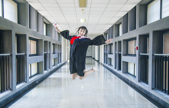 穿着学士服的女孩在室内