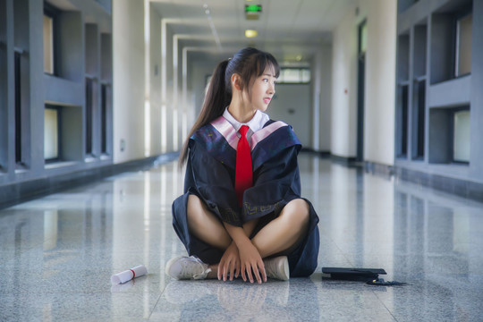 穿着学士服的女孩在室内