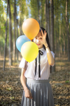 树林里穿着JK制服的女孩