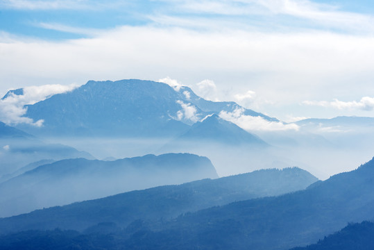 群山连绵山峦起伏