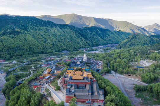 中国山西五台山中台寺庙清晨航拍