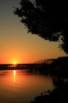 夕阳河景