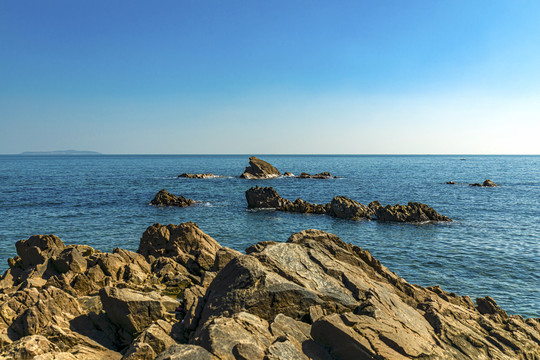 青岛海景礁石与大海