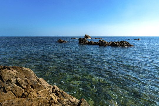 青岛海景礁石与大海