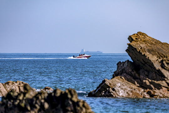 青岛海景礁石与大海和快艇