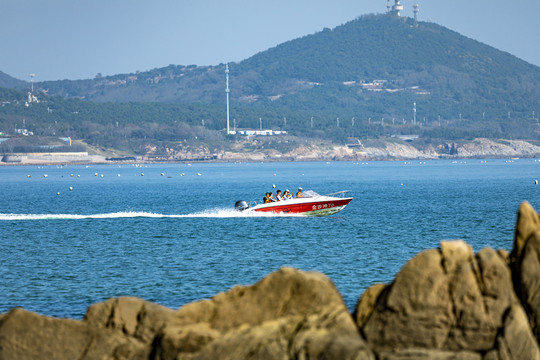 青岛海景礁石与大海和快艇