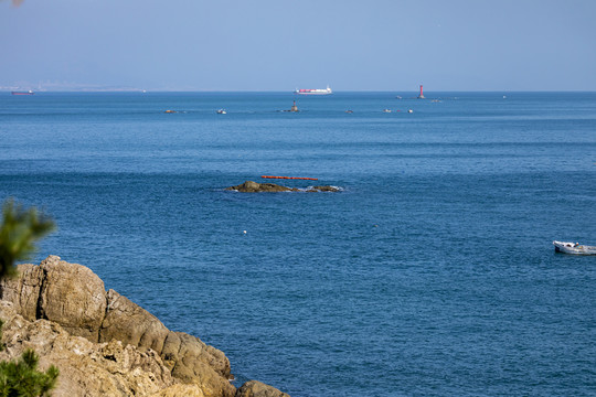 青岛海景礁石与大海