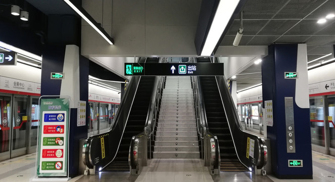 地铁进出站台自动扶梯
