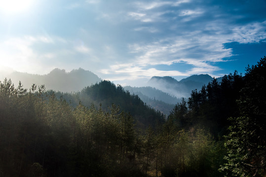 山峦雾色