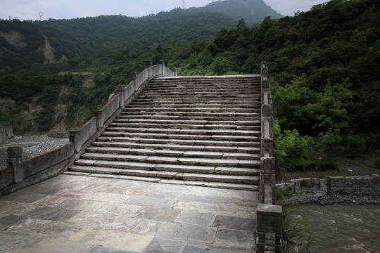 深山里的一座古石桥