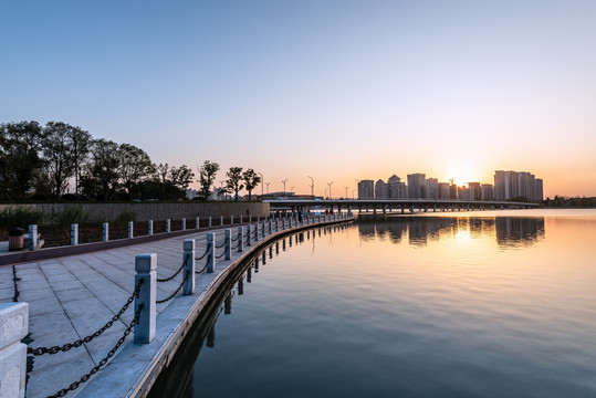 夕阳下的扬州明月湖滨湖公园