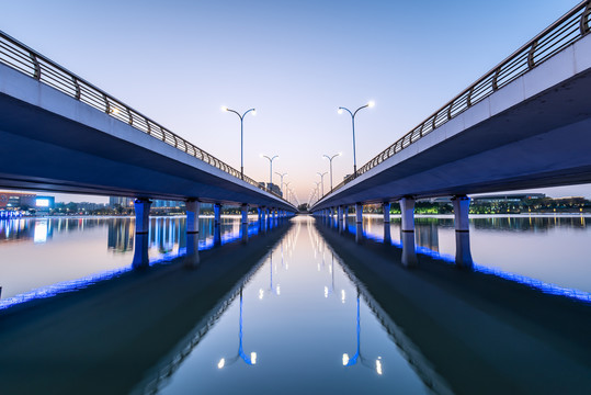 扬州明月湖大桥的城市建筑夜景