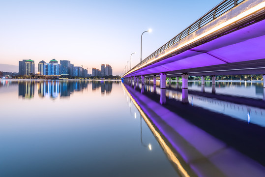 扬州明月湖大桥的城市建筑夜景