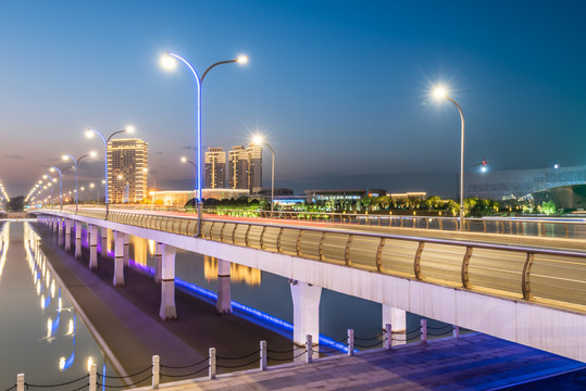 扬州明月湖大桥的城市建筑夜景