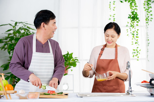 夫妻在厨房一起做饭