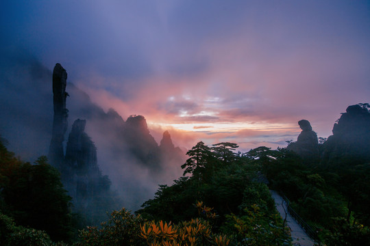 女神峰巨蟒全景图