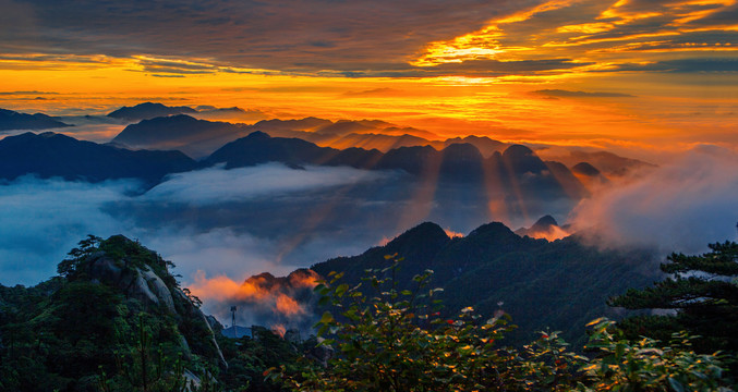 金色霞染三清山