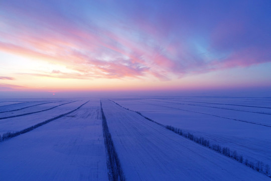 航拍雪原辽阔田野暮色夕阳