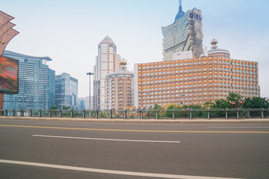 中国澳门的城市建筑天际线和公路